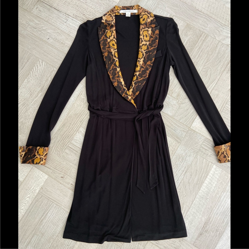 DIANE VON FURSTENBERG BLACK WRAP DRESS WITH ANIMAL PRINT.  SIZE 6.